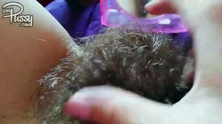 Аматорська подруга з волосатою кицькою дрочить перед дзеркалом