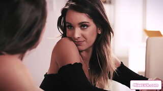 Грудаста домінуюча бос хоче побачити сиськи своїх темношкірих працівниць, якщо вона хоче зберегти свою роботу. Вона ставить її на коліна, щоб лизати її кицьку.