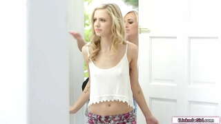 Mažas papai paauglių palaižė tada oprawie pagal lesbiečių bff