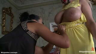 Bruna po &#039; dominatrice Sandra Romain fruste tette enormi bionda ceca lesbian slave Angelo Wicky poi anale scopa in corda bondage con strap-on cazzo