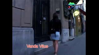 Bellezza bruna Sarah Blu con tette naturali cavalca cazzo in tutte le posizioni