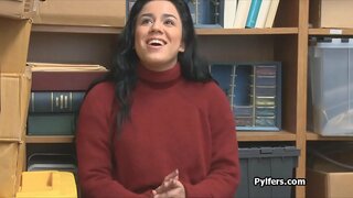 Krokiga Latina mwizi busted na fucked na horny walinzi