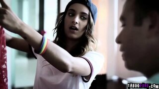 Chad ფეხით შევიდა familys სახლი იმყოფება მხრივ მოსმენის მას შევა