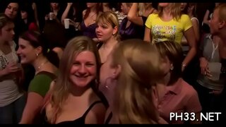 Harlots klykė ekstazėje nuo laukinių grupinis seksas su padavėjai