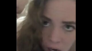 Slutwife deepthroats y toma cremita por el culo antes de tirarse pedos cuando cumming