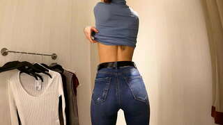 WOW! Hot girl with small tits ഡ്രസ്സിംഗ് ടി-ഷർട്ടും ബ്ലൗസുകളുടെ പൊതു ലോക്കർ റൂം 4K 60Fps