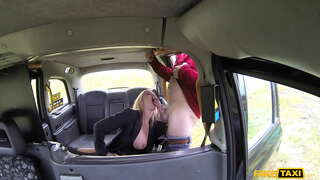 ���ແທັຮ້ລົກຊ Kiss ດແຜ່ລາມຂາຂອງນາງແລະດູດຕົ້ນສະບັບ